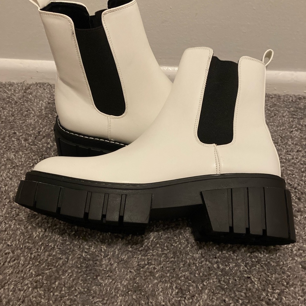 ⚫️Madden Girl Women's Pheobee Chelsea Boot - Picture 3 of 6